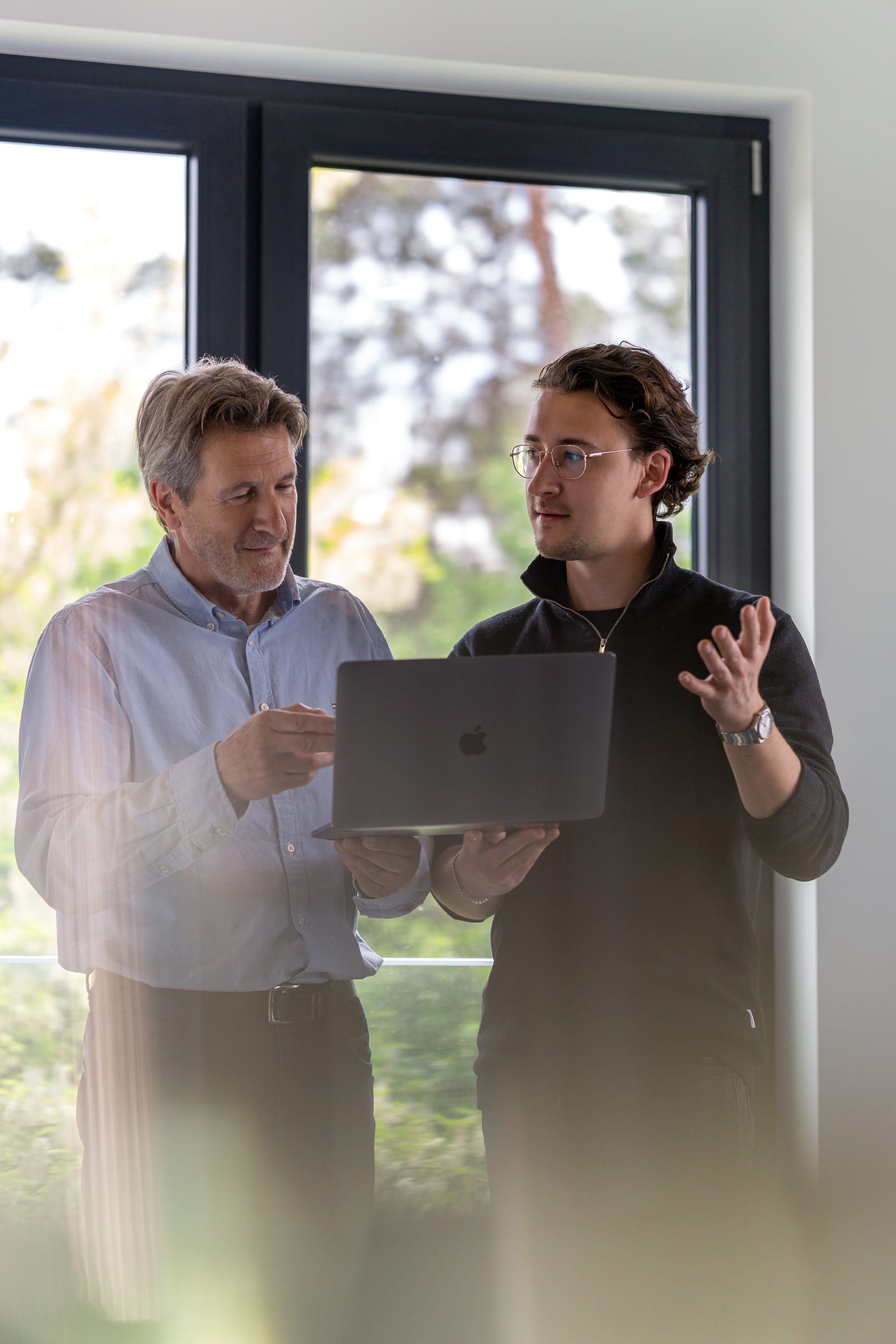 Luka Möller im Arbeitsgespräch mit einem Handwerks-Kunden